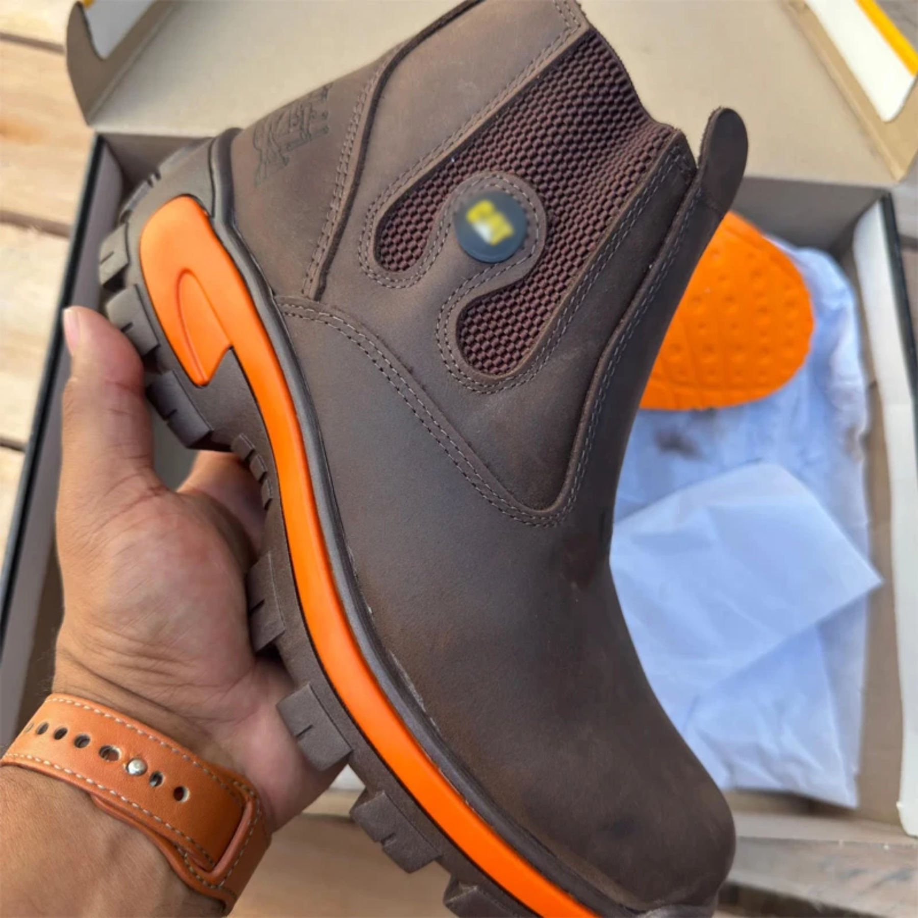 Kit Bota Masculina Barvik em Couro Legítimo e Palmilha Ortopédica +4 BRINDES: Chapéu, Cinto, Carteira e Copo