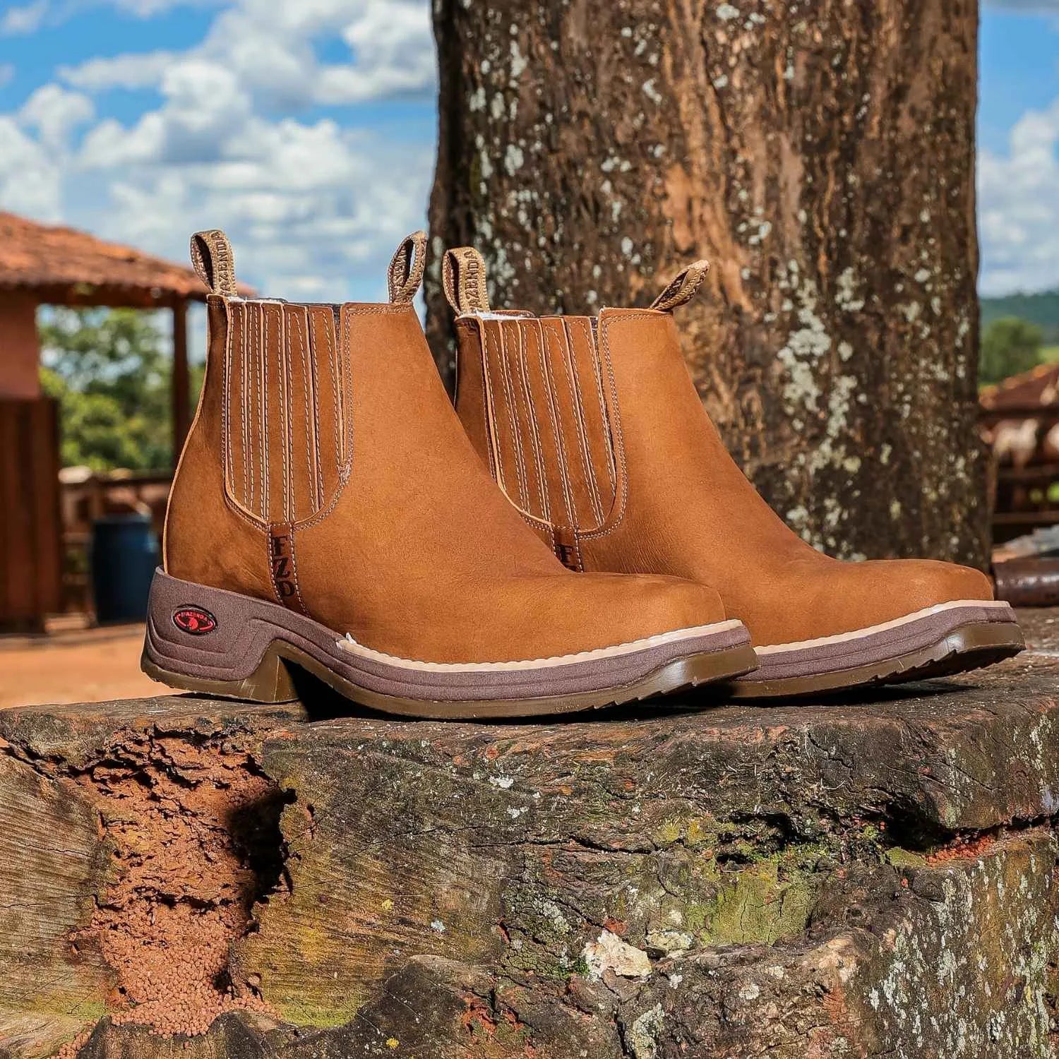 [Kit 4 em 1] Bota Masculina Ortopédica Fazenda de Cano Curto em Couro Legítimo com Boné Modão, Cinto e Carteira GRÁTIS