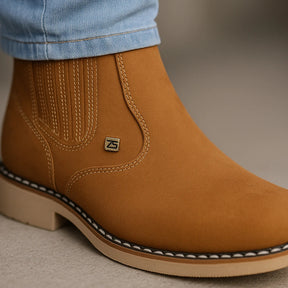 [Kit 4 em 1] Bota Masculina Zemu de Cano Curto em Couro Legítimo com Boné Modão, Cinto Country e Carteira GRÁTIS